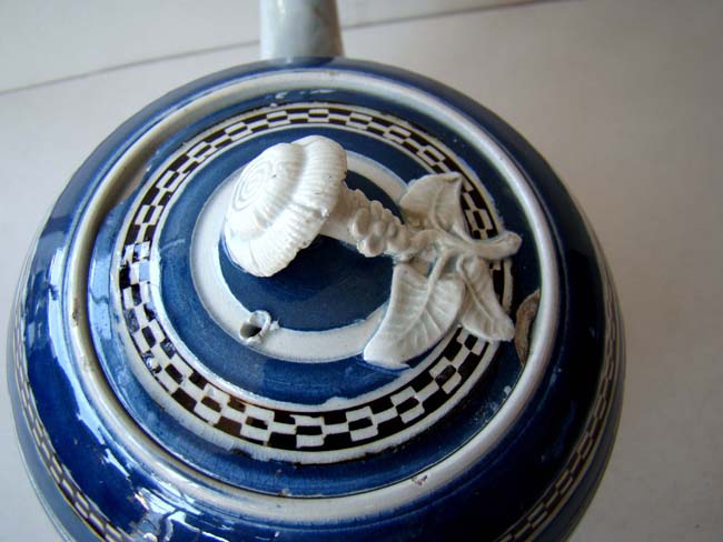 A late 18th century British Pearlware 'Mochaware' teapot circa 1790 — image 2